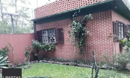 Casa em Porto Alegre, no bairro Pedra Redonda, com 2 dormitório(s), e 2 banheiros, à venda.