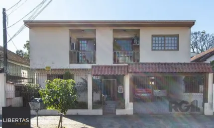 Casa de alvenaria, 3 quartos, 1 suíte, 4 banheiros e 5 vagas de garagem.
