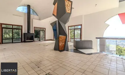 Casa para Venda - 1000m², 5 dormitórios, sendo 5 suites, 8 vagas - Teresópolis