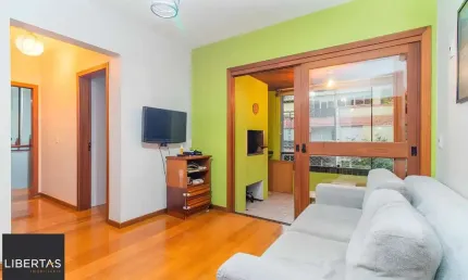 Vende-se apartamento com 2 quartos, 1 vaga e sacada com churrasqueira - Bela Vista