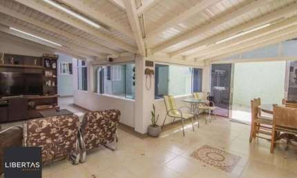 Casa com piscina e 4 suítes no Bairro Vila Ipiranga