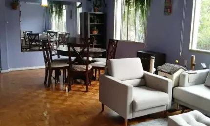 Apartamento com 2 dormitórios e 1 vaga de garagem no Bairro Floresta.