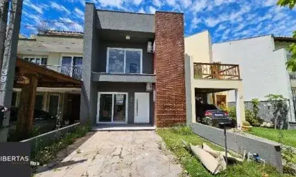 Casa em Porto Alegre, no bairro Hipica, com 3 dormitório(s), e 3 banheiros, à venda.