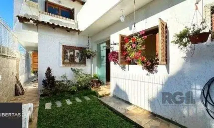Casa em Porto Alegre, no bairro Espirito Santo, com 3 dormitório(s), e 3 banheiros, à venda.