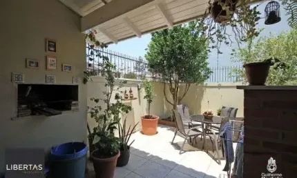Casa para Venda - 78m², 3 dormitórios, sendo 1 suites, 2 vagas - Guarujá