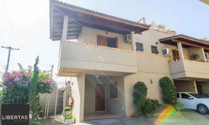 Casa em condomínio de 105m² - 2 dormitórios e 1 vaga no bairro Guarujá