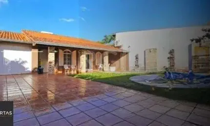 Casa para Venda - 374m², 4 dormitórios, sendo 1 suites, 3 vagas - Guarujá