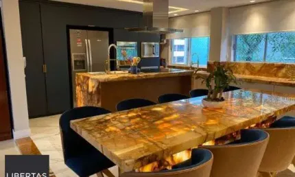 Apartamento em Porto Alegre, no bairro Petrópolis, com 3 dormitório(s), e 3 banheiros, à venda.
