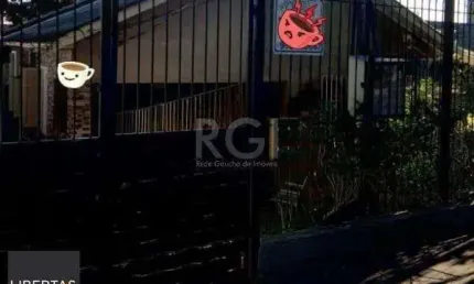 Casa em Porto Alegre, no bairro Espírito Santo, com 3 dormitório(s), e 3 banheiros, à venda.