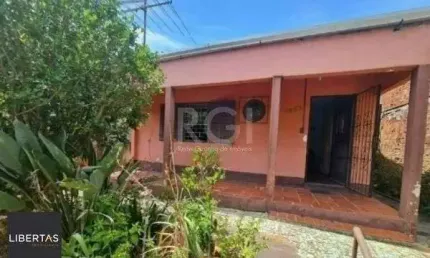 Casa em Porto Alegre, no bairro Tristeza, com 2 dormitório(s), e 2 banheiros, à venda.