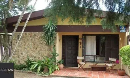 Casa em Porto Alegre, no bairro Ipanema, com 3 dormitório(s), e 3 banheiros, à venda.