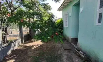 Casa em Porto Alegre, no bairro Guarujá, com 3 dormitório(s), e 3 banheiros, à venda.