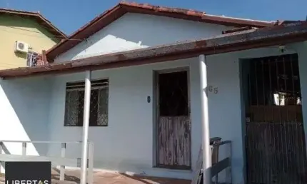 Casa em Porto Alegre, no bairro Passo das Pedras, com 2 dormitório(s), e 2 banheiros, à venda.