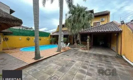 Casa em Porto Alegre, no bairro Guarujá, com 3 dormitório(s), e 3 banheiros, à venda.