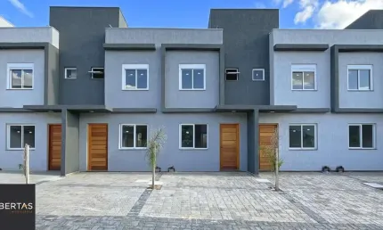 Casa Condominio em Porto Alegre, no bairro Vila Nova, com 2 dormitório(s), e 2 banheiros, à venda.