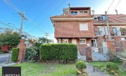 Casa em Porto Alegre, no bairro Tristeza, com 3 dormitório(s), e 3 banheiros, à venda.