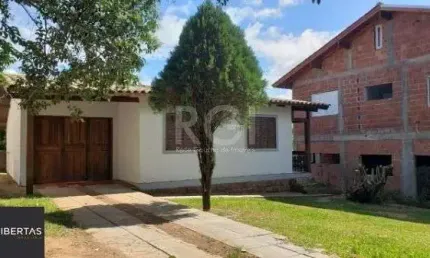 Casa em Porto Alegre, no bairro Hípica, com 2 dormitório(s), e 2 banheiros, à venda.