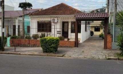Casa em Porto Alegre, no bairro Cavalhada, com 6 dormitório(s), e 6 banheiros, à venda.