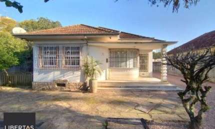 Casa em Porto Alegre, no bairro Vila Nova, com 3 dormitório(s), e 3 banheiros, à venda.