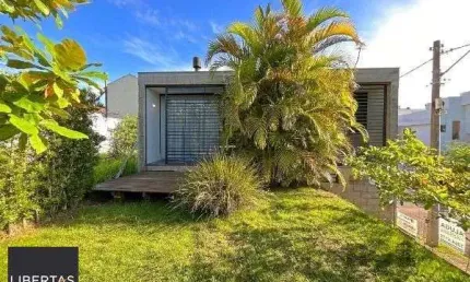 Casa em Porto Alegre, no bairro Guarujá, com 2 dormitório(s), e 2 banheiros, à venda.
