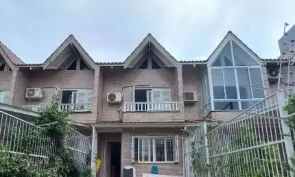 Casa em Porto Alegre, no bairro Guarujá, com 2 dormitório(s), e 2 banheiros, à venda.