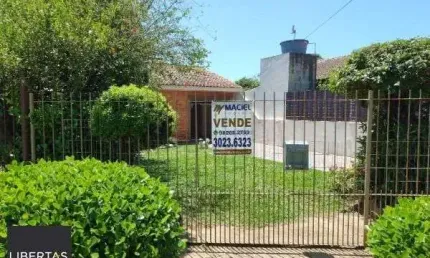 Casa em Porto Alegre, no bairro Vila Nova, com 2 dormitório(s), e 2 banheiros, à venda.
