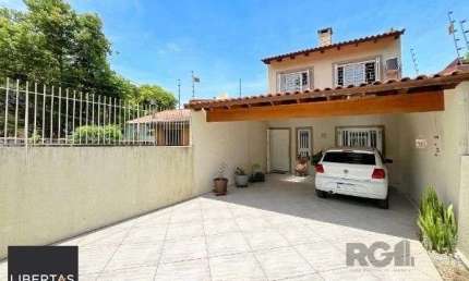 Casa em Porto Alegre, no bairro Serraria, com 3 dormitório(s), e 3 banheiros, à venda.