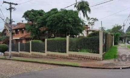 Casa em Porto Alegre, no bairro Ipanema, com 3 dormitório(s), e 3 banheiros, à venda.