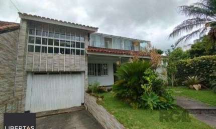 Casa em Porto Alegre, no bairro Ipanema, com 6 dormitório(s), e 6 banheiros, à venda.