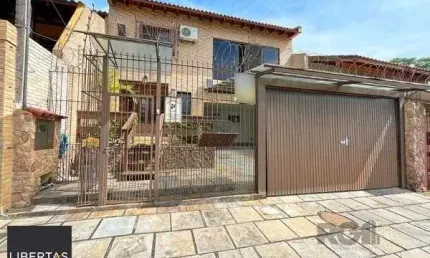Casa em Porto Alegre, no bairro Ipanema, com 4 dormitório(s), e 4 banheiros, à venda.