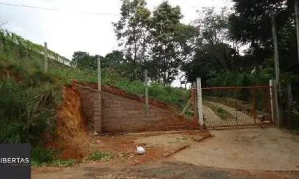 Sítio em Porto Alegre, no bairro Hípica, com 2 dormitório(s), e 2 banheiros, à venda.