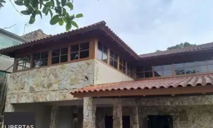 Casa em Porto Alegre, no bairro Vila Nova, com 4 dormitório(s), e 4 banheiros, à venda.