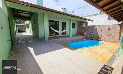 Casa em Porto Alegre, no bairro Vila Nova, com 3 dormitório(s), e 3 banheiros, à venda.