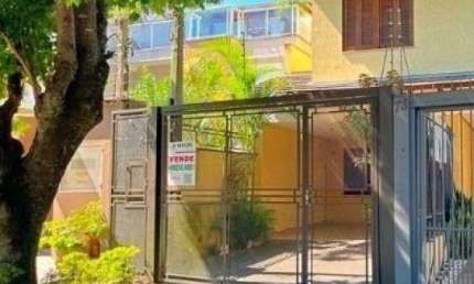 Casa em Porto Alegre, no bairro Ipanema, com 3 dormitório(s), à venda.