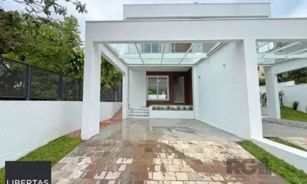 Casa em Porto Alegre, no bairro Vila Conceição, com 3 dormitório(s), à venda.