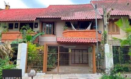 Casa em Porto Alegre, no bairro Guarujá, com 3 dormitório(s), e 3 banheiros, à venda.