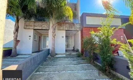 Casa em Porto Alegre, no bairro Hípica, com 2 dormitório(s), à venda.