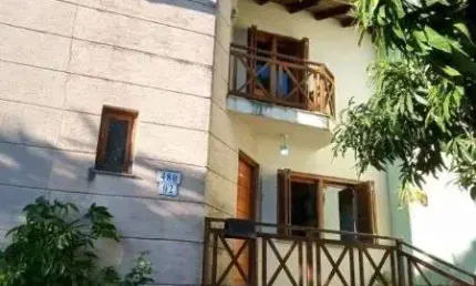 Casa em Porto Alegre, no bairro Teresópolis, com 2 dormitório(s), e 2 banheiros, à venda.