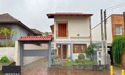 Casa em Porto Alegre, no bairro Tristeza, com 3 dormitório(s), e 3 banheiros, à venda.