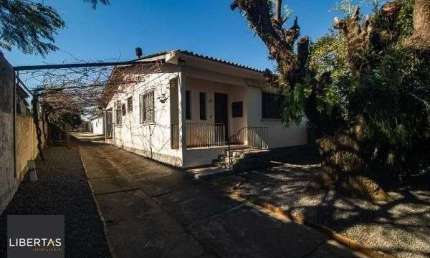 Casa em Porto Alegre, no bairro Vila Nova, com 6 dormitório(s), e 6 banheiros, à venda.