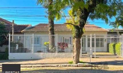 Casa em Porto Alegre, no bairro Nonoai, com 4 dormitório(s), à venda.