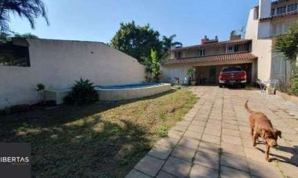 Casa em Porto Alegre, no bairro Espírito Santo, com 4 dormitório(s), e 4 banheiros, à venda.