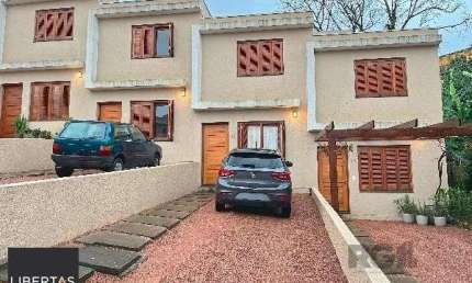 Casa Condominio em Porto Alegre, no bairro Teresópolis, com 2 dormitório(s), e 2 banheiros, à venda.
