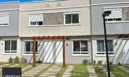 Casa em Porto Alegre, no bairro Vila Nova, com 2 dormitório(s), e 2 banheiros, à venda.