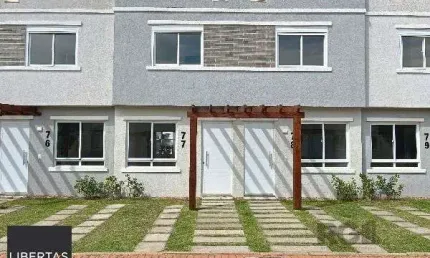 Casa em Porto Alegre, no bairro Vila Nova, com 2 dormitório(s), e 2 banheiros, à venda.
