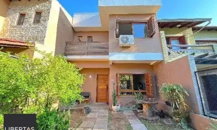 Casa em Porto Alegre, no bairro Hípica, com 3 dormitório(s), e 3 banheiros, à venda.