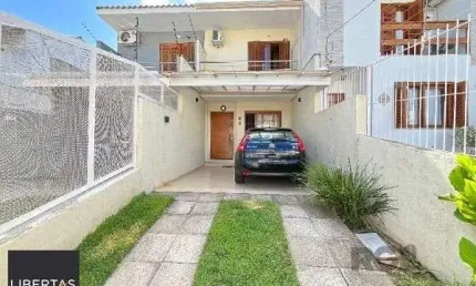 Casa em Porto Alegre, no bairro Guarujá, com 2 dormitório(s), e 2 banheiros, à venda.
