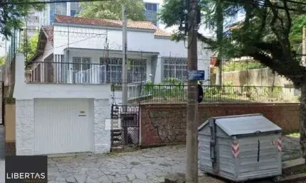 Casa em Porto Alegre, no bairro São João, com 4 dormitório(s), à venda.