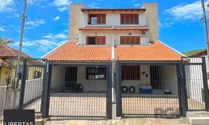 Casa em Porto Alegre, no bairro Tristeza, com 3 dormitório(s), e 3 banheiros, à venda.