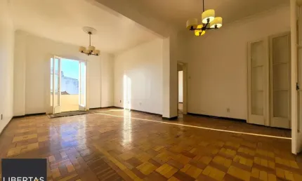 Excelente apartamento 2 dormitórios com  vista espetacular e sacada  na Rua :Dr. Barros Cassal .